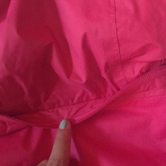 Vineyard vines bright pink rain jacket - Picture 5 of 5